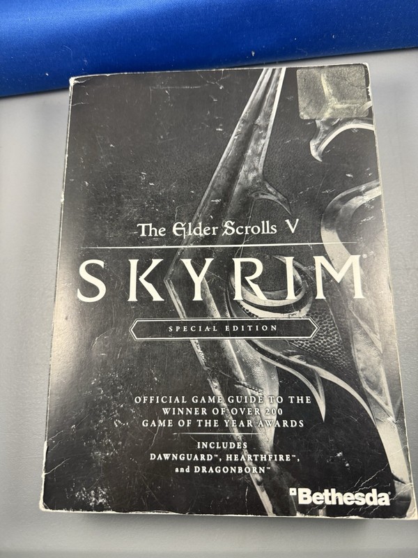 The Elder Scrolls V: Skyrim Special Edition Strategy Guide w/ Poster Fast Ship