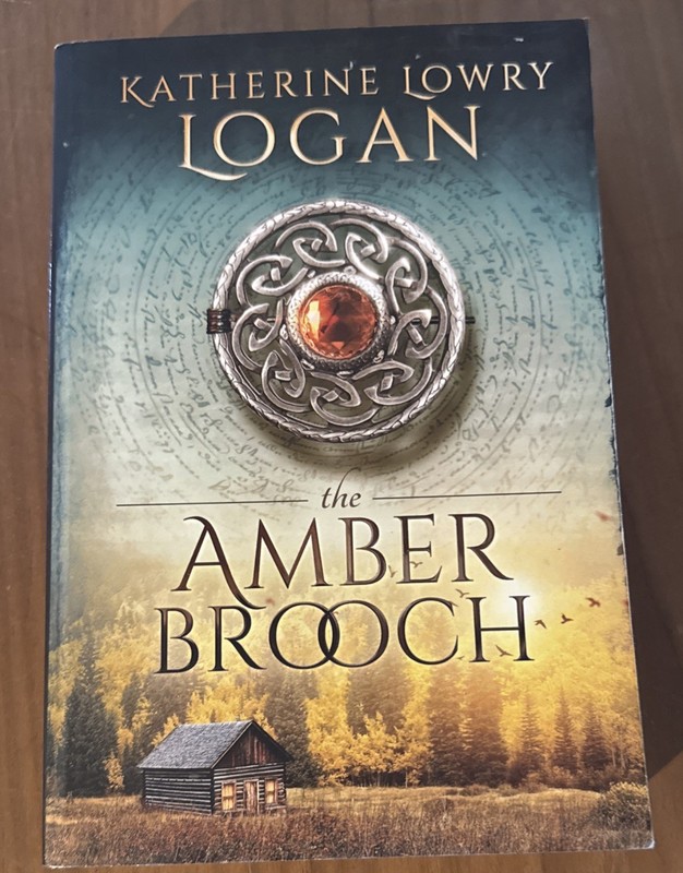 THE AMBER BROOCH: TIME TRAVEL ROMANCE By Katherine Lowry (Paperback)