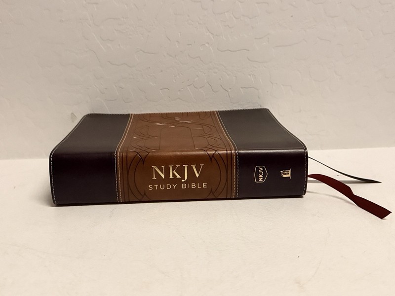 NKJV Study Bible, Leathersoft, Brown, Full-Color Edition, New King James Version gallery