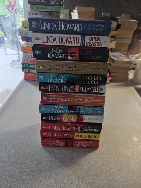 Linda Howard Lot Of 12 Books. Paperback. Thriller Suspense gallery