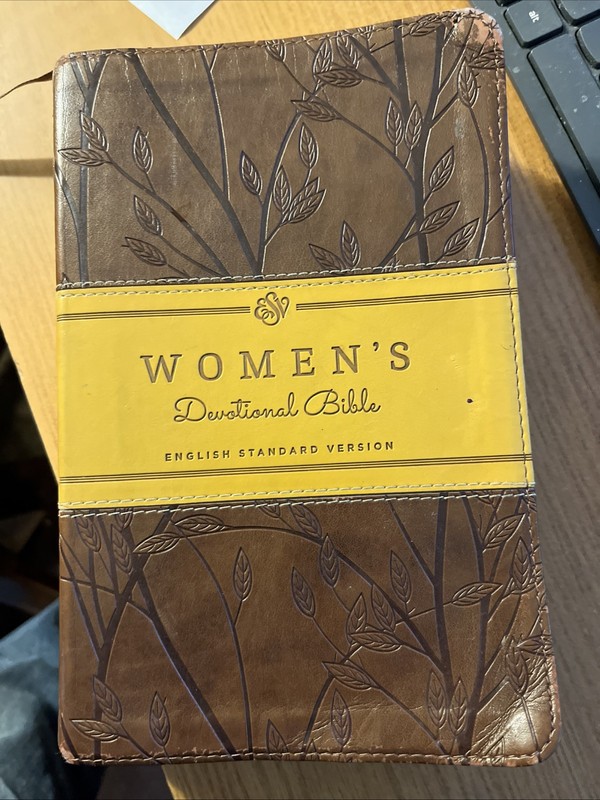 Women’s Devotional Bible English Standard Version ESV, Crossway, Leather