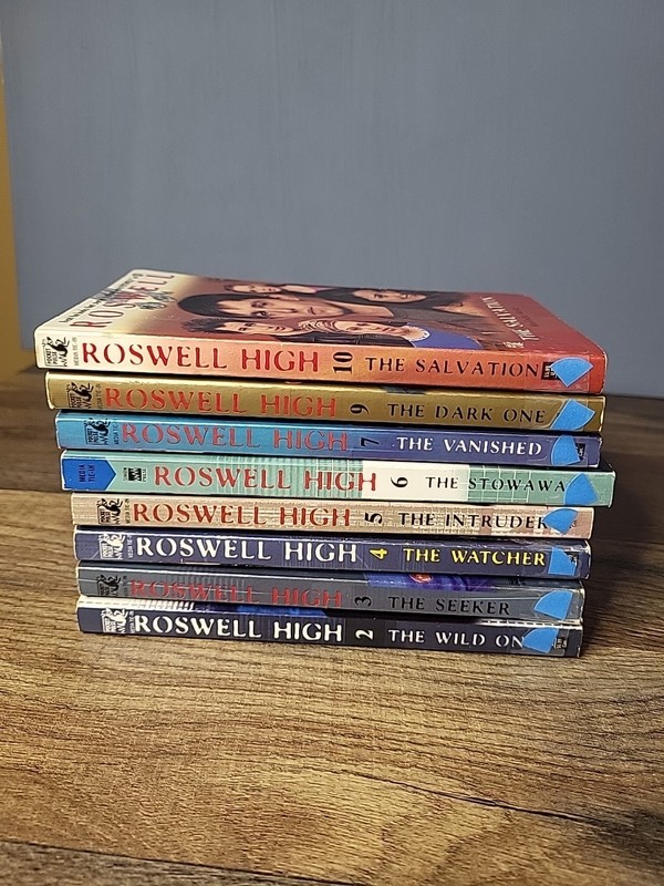 Lot of 8 Roswell High Books Melinda Metz