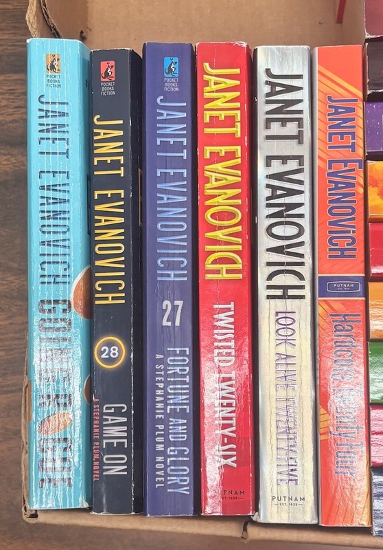33 Evanovich Set Plum 1-29 & 4 Between-the-Numbers novels Mass Media PB & HC gallery