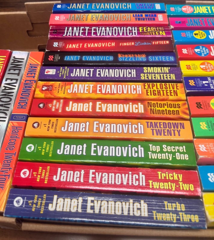 33 Evanovich Set Plum 1-29 & 4 Between-the-Numbers novels Mass Media PB & HC gallery