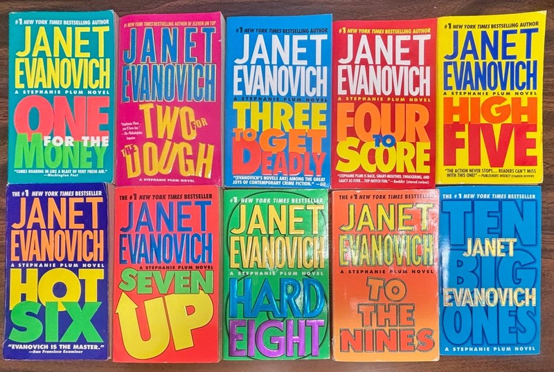 33 Evanovich Set Plum 1-29 & 4 Between-the-Numbers novels Mass Media PB & HC gallery
