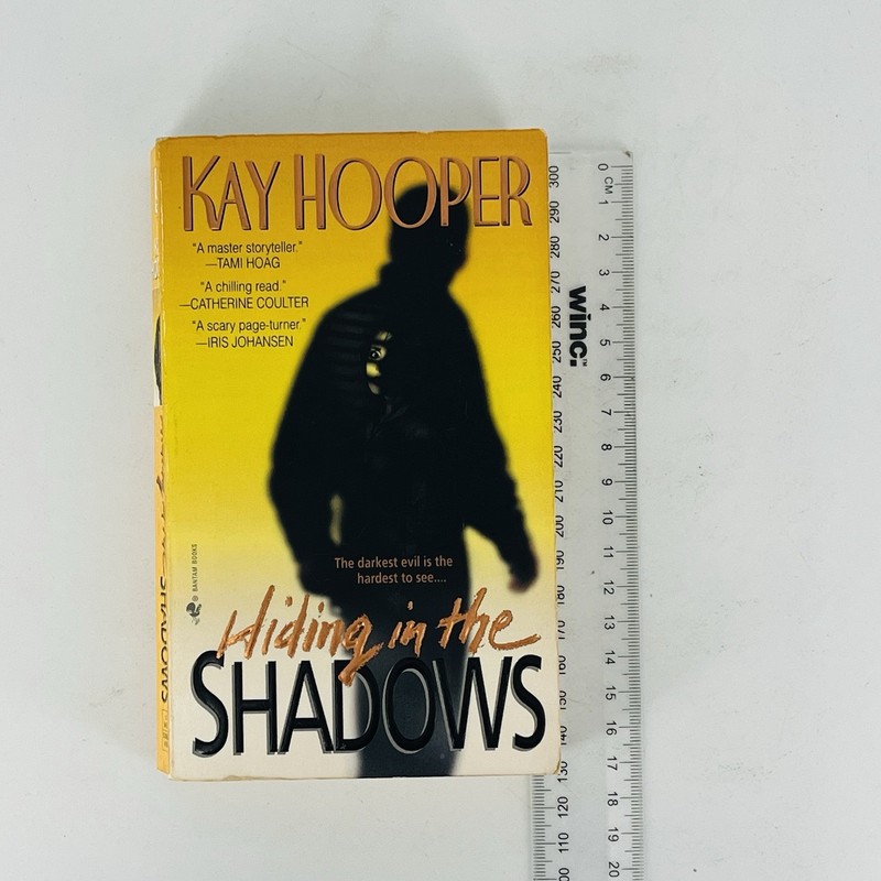 Kay Hooper Hiding in the Shadows (Small Paperback, 2000) Vintage gallery