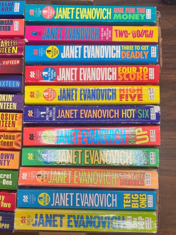 33 Evanovich Set Plum 1-29 & 4 Between-the-Numbers novels Mass Media PB & HC gallery