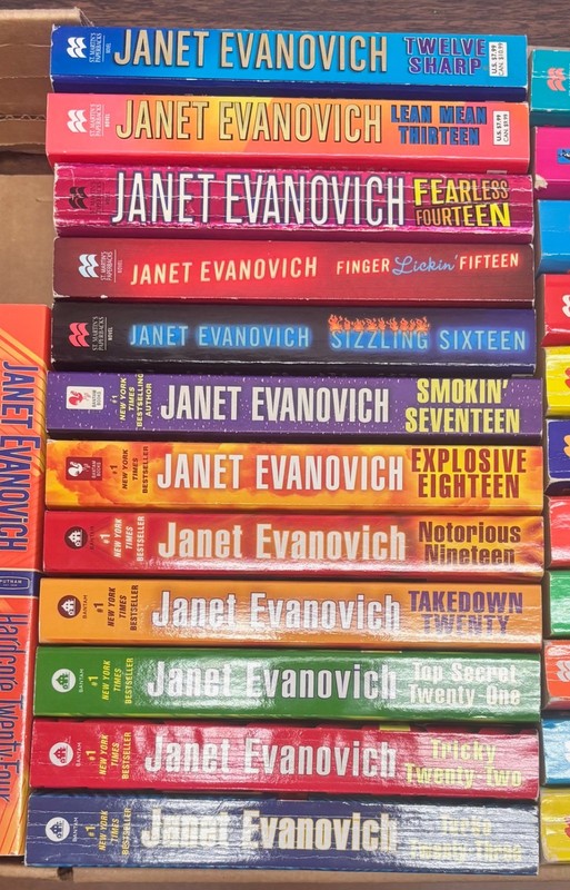 33 Evanovich Set Plum 1-29 & 4 Between-the-Numbers novels Mass Media PB & HC gallery