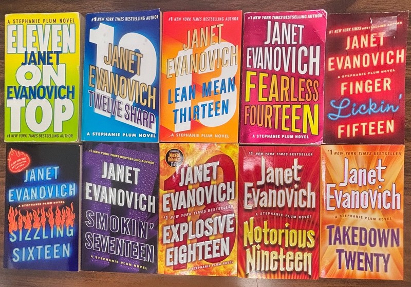 33 Evanovich Set Plum 1-29 & 4 Between-the-Numbers novels Mass Media PB & HC gallery