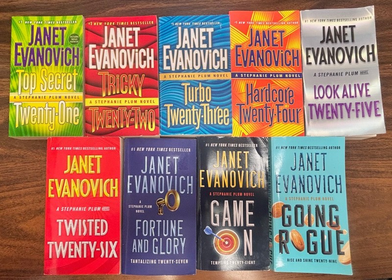 33 Evanovich Set Plum 1-29 & 4 Between-the-Numbers novels Mass Media PB & HC gallery