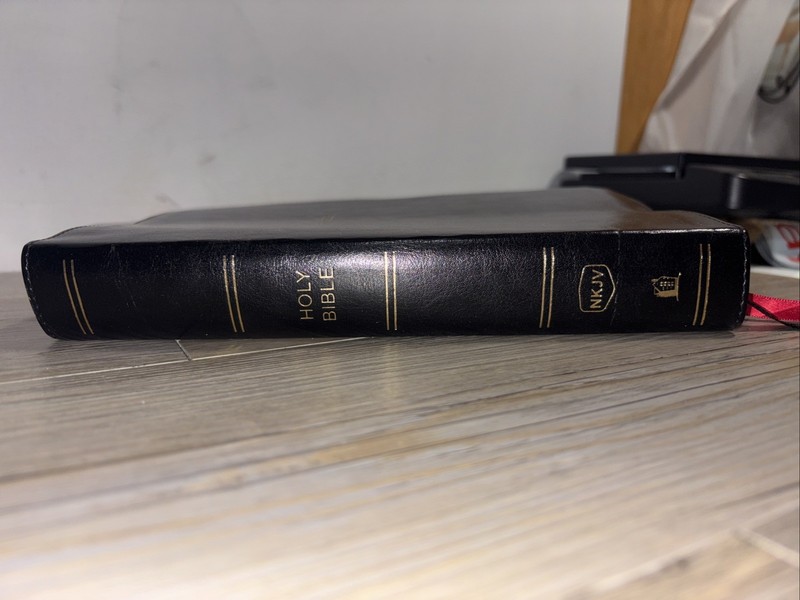 NKJV Deluxe End-of-Verse Reference Bible Personal Size Large Print Recovery gallery
