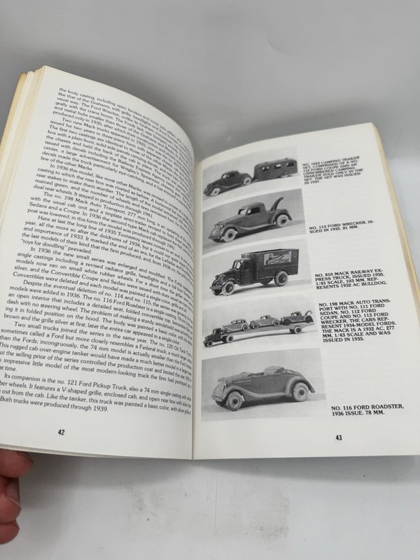 Tootsie Toys Book World's First Diecast Models Motorbooks International 1980 USA gallery