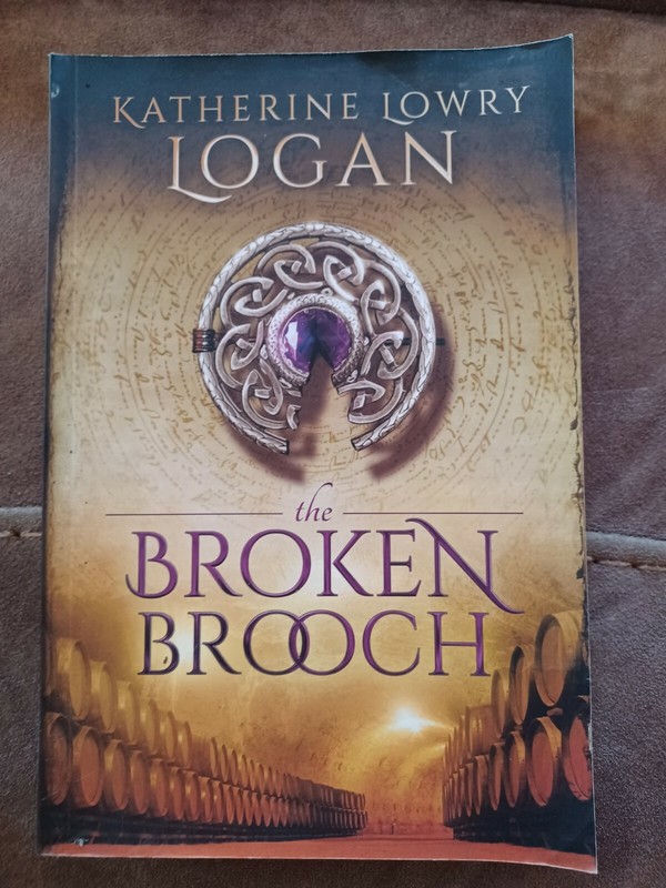 The Broken Brooch: Volume 5 (The Celtic Brooch) by Logan, Katherine Lowry Book