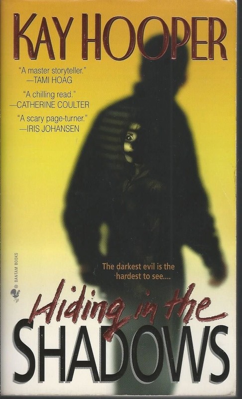 Hiding in the Shadows – hardcover Kay Hooper